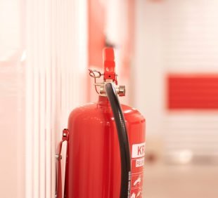 Ein Feuerlöscher in einem Gebäude Ein Feuerlöscher in einem Gebäude
